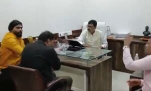 मुंबई ऑफिस विवाद बिहारी प्रबंधक