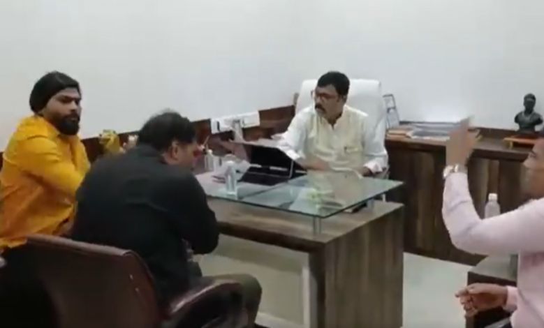 मुंबई ऑफिस विवाद बिहारी प्रबंधक